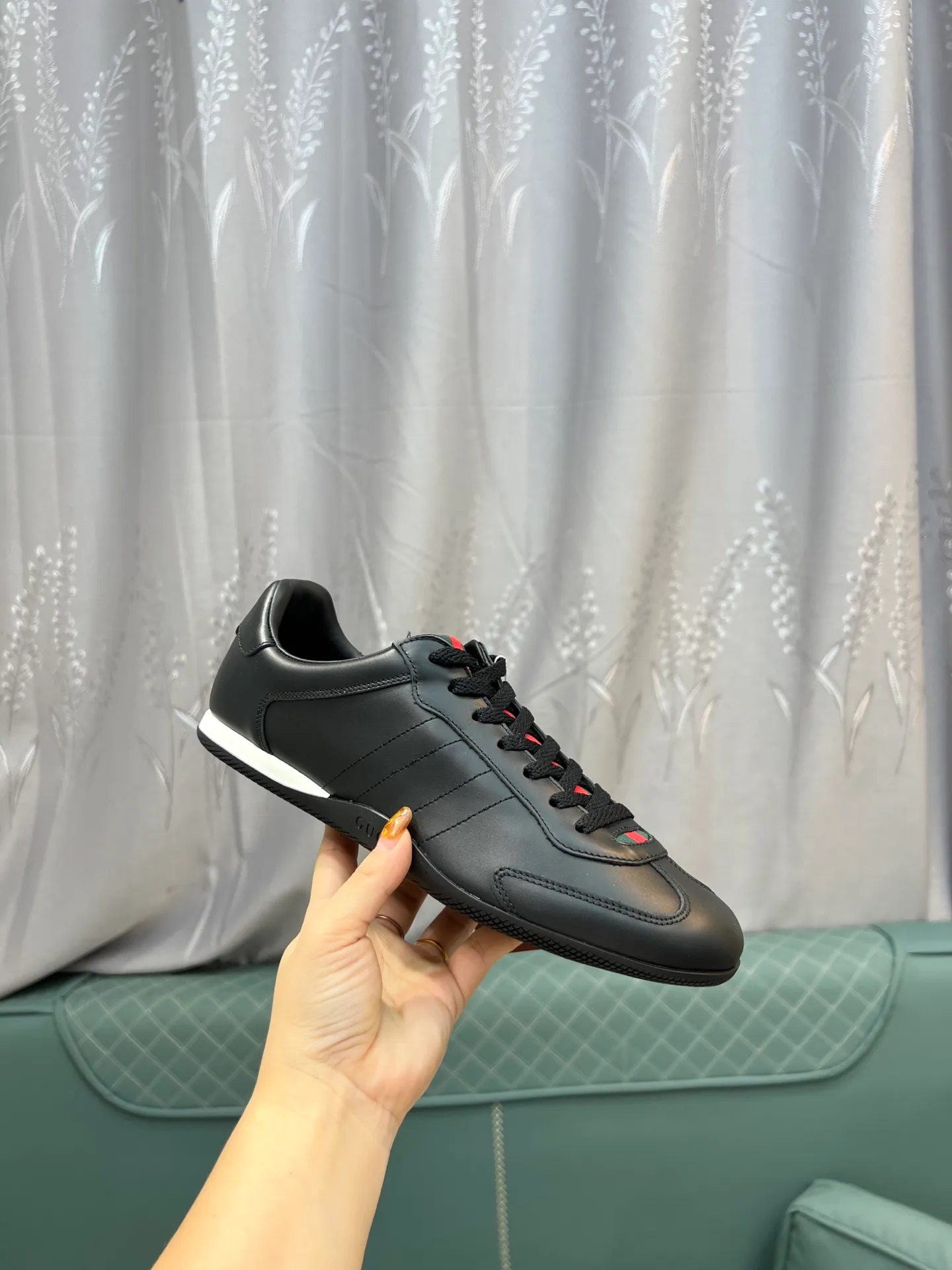 Men's shoes 💰580 Gucci Gucci small dirty shoes full series upgrade, long-term production GG Gucci series old casual small dirty shoes catwalk style ZP developed pure original version... metal double G crystal cylindrical mark... Gucc original pattern webbing... upper color rubbed cowhide matte stitching classic double G cloth, code number: 35-44 (female 41, male 45. Customization is not returnable) Fabric: original custom cowhide Inner: original custom cowhide Feet: original cowhide injection molding. Outsole: original open molding sole. Packaging: original full set of packaging. Color: official website updated simultaneously.